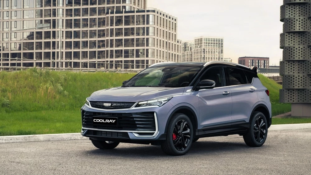 обновленный geely coolray вышел на рынок России сбоку спереди кроссовер