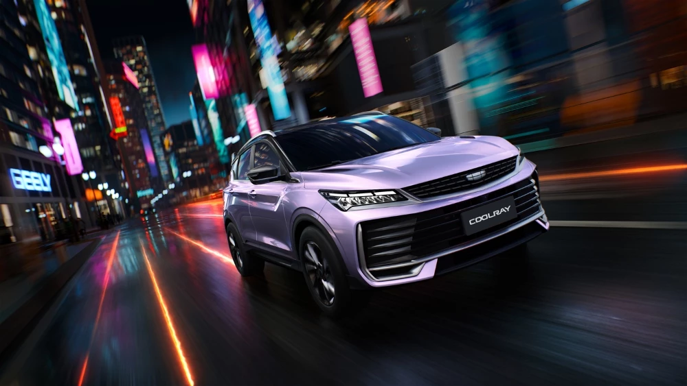 Кроссовер Geely Coolray 2026 в России сбоку спереди