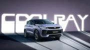 Кроссовер Geely Coolray сбоку спереди