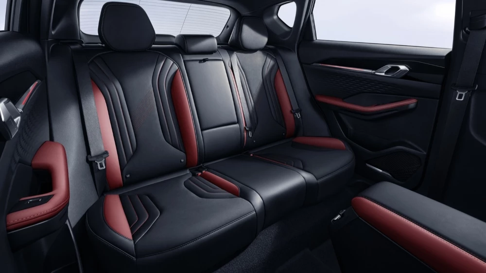 Кроссовер Geely Coolray салон интерьер 2026 второй ряд сиденья
