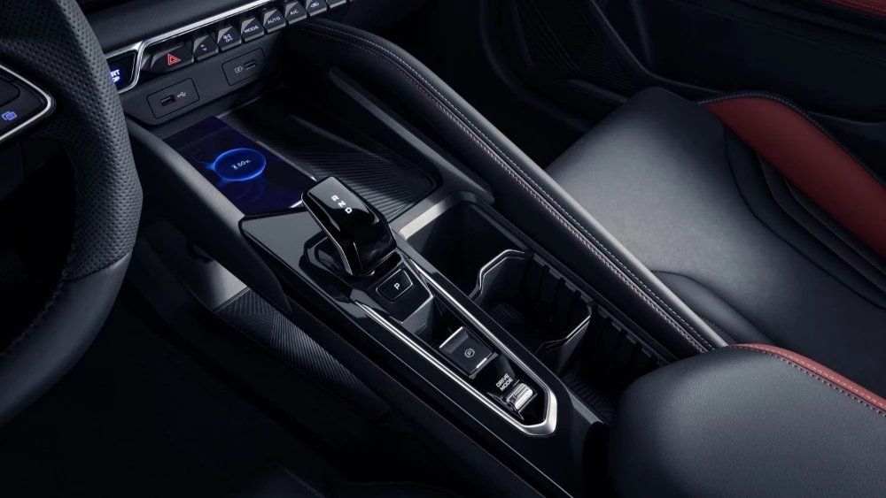 Кроссовер Geely Coolray салон интерьер 2026 центральный тоннель селектор