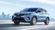 Geely Coolray с атмосферным мотором получил ОТТС для ЕАЭС кроссовер сбоку спереди голубой