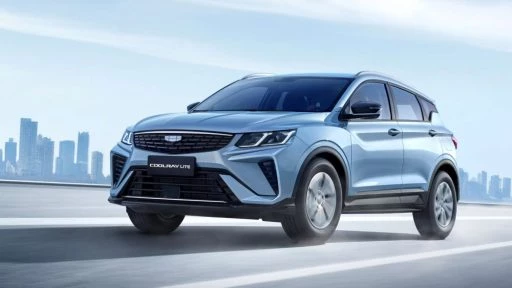 Geely Coolray с атмосферным мотором получил ОТТС для ЕАЭС кроссовер сбоку спереди голубой