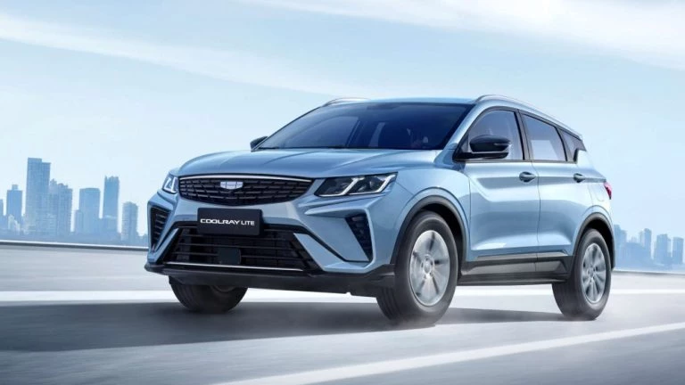 Geely Coolray с атмосферным мотором получил ОТТС для ЕАЭС кроссовер сбоку спереди голубой
