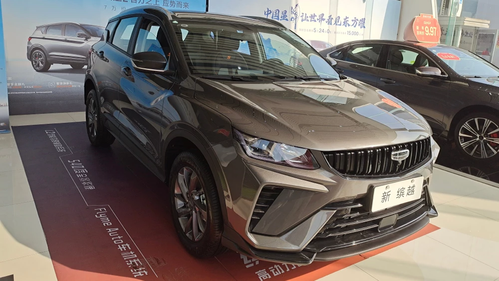 дилерский центр geely китай coolray сбоку спереди атмосферный мотор lite