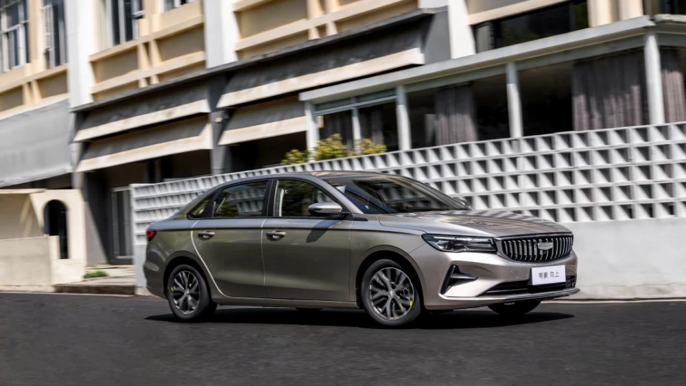 Обновленный Geely Emgrand IV поколения появился в Китае сбоку спереди золотой улица