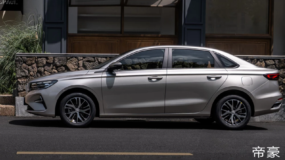 Обновленный Geely Emgrand IV поколения появился в Китае сбоку 