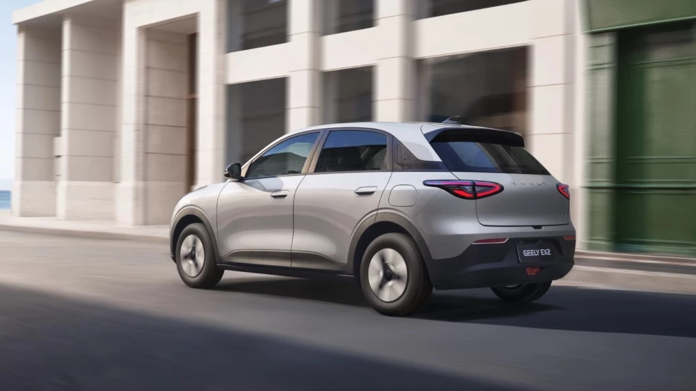 Geely EX2 сзади сбоку