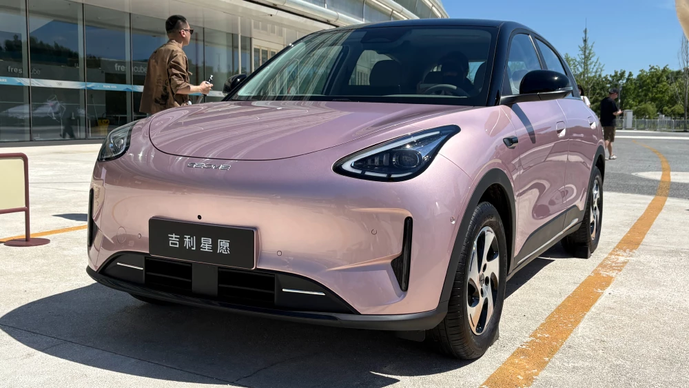 geely ex2 сбоку спереди розовый 