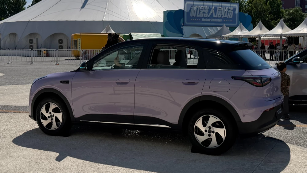 обновленный geely ex2 сбоку сзади розовый 