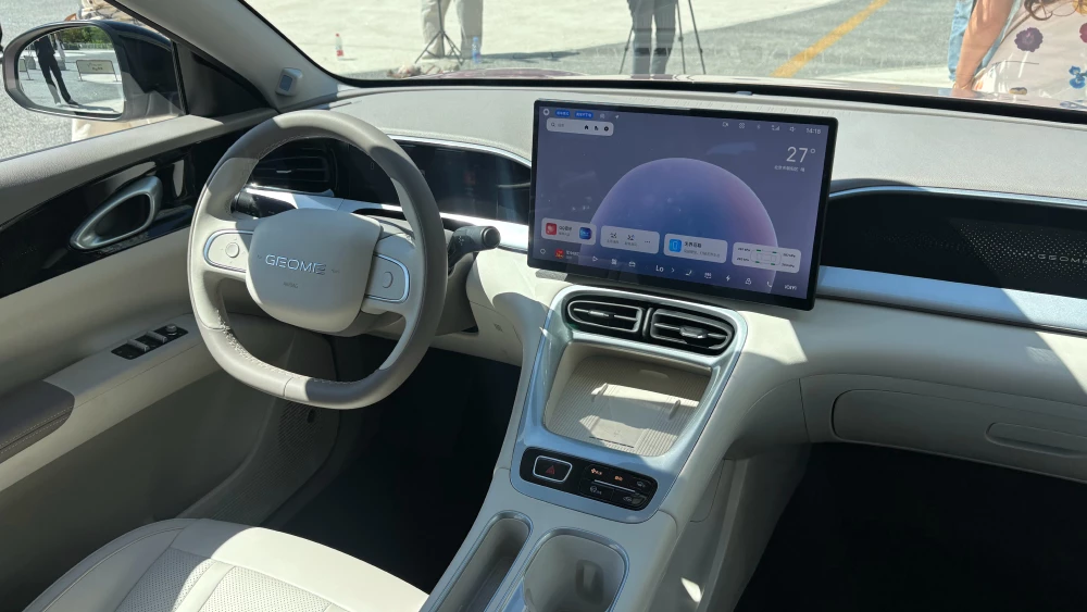 обновленный geely ex2 салон