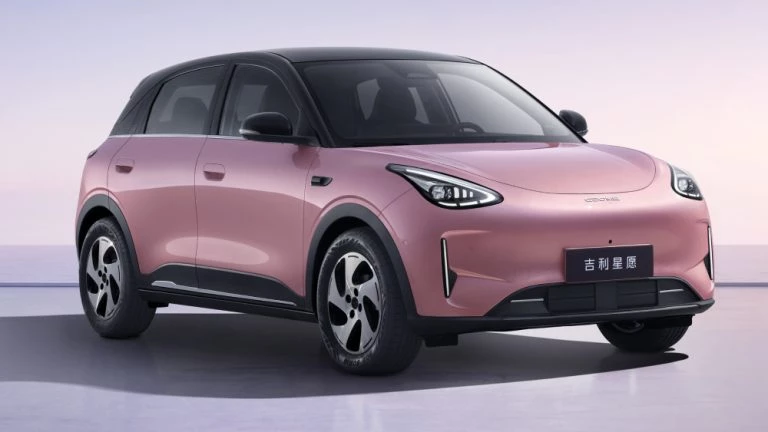 Обновленный электрический хетчбэк Geely EX2 начали продавать в Китае сбоку спереди электромобиль