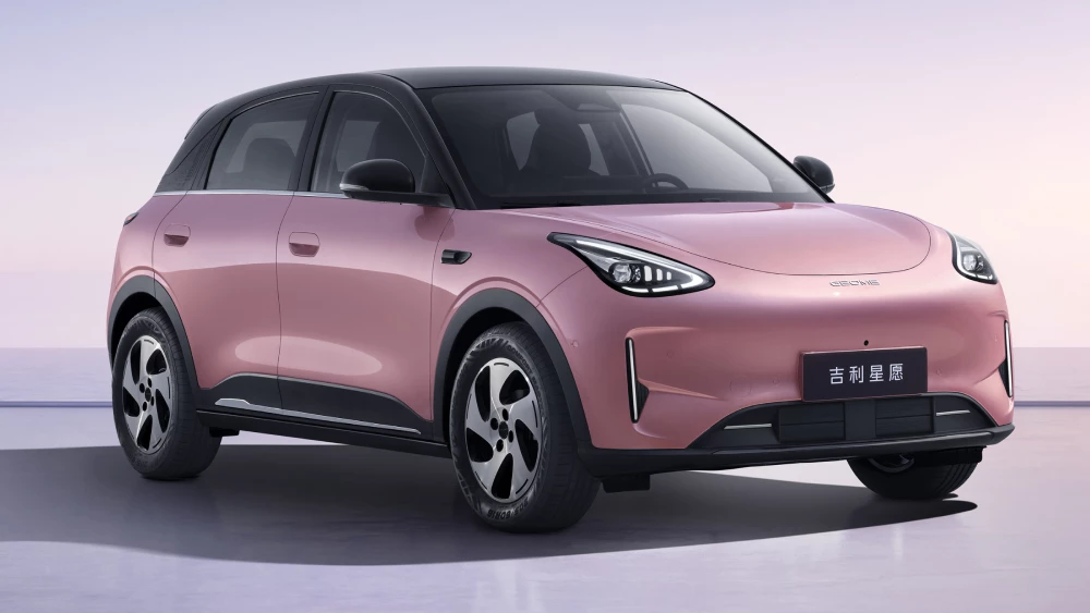 Обновленный электрический хетчбэк Geely EX2 начали продавать в Китае сбоку спереди электромобиль