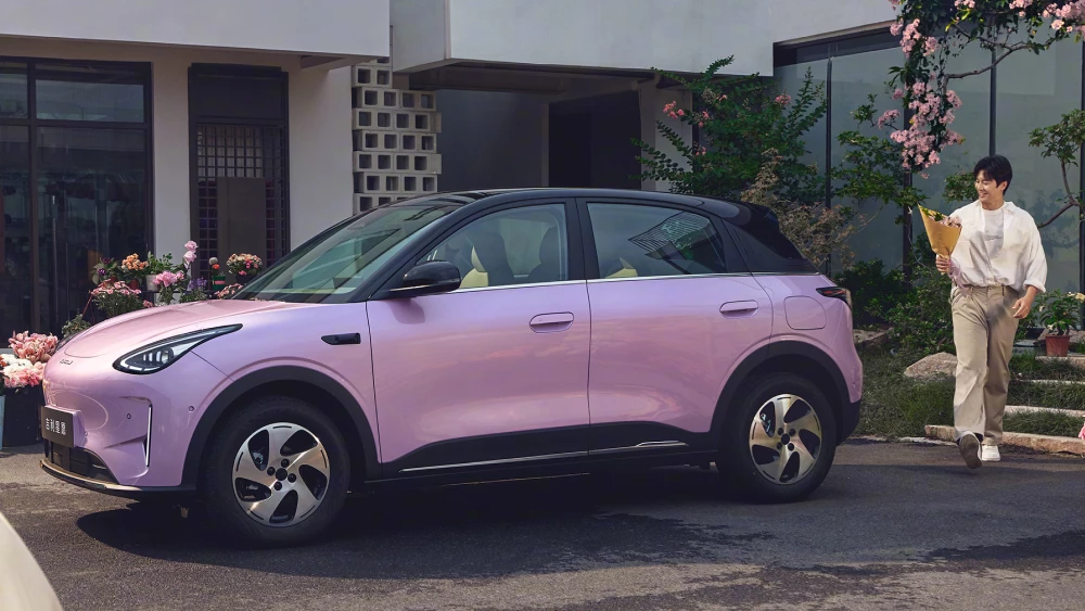 Обновленный электрический хетчбэк Geely EX2 начали продавать в Китае сбоку спереди электромобиль