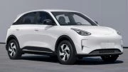 Электрический хетчбэк Geely EX2 Ultra сбоку спереди