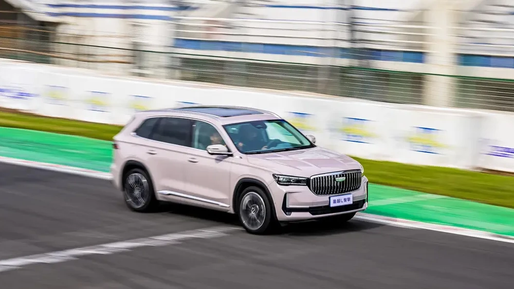 geely monjaro i-hev сбоку гибридный кроссовер