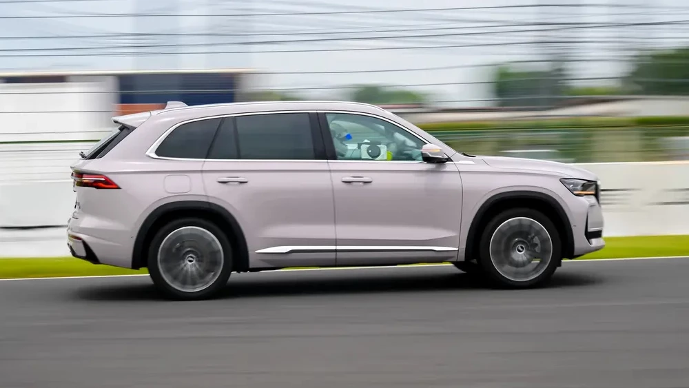 geely monjaro i-hev сбоку гибридный кроссовер в динамике
