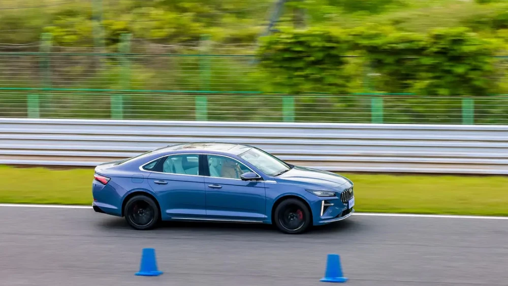geely preface i-hev сбоку гибридный седан в динамике
