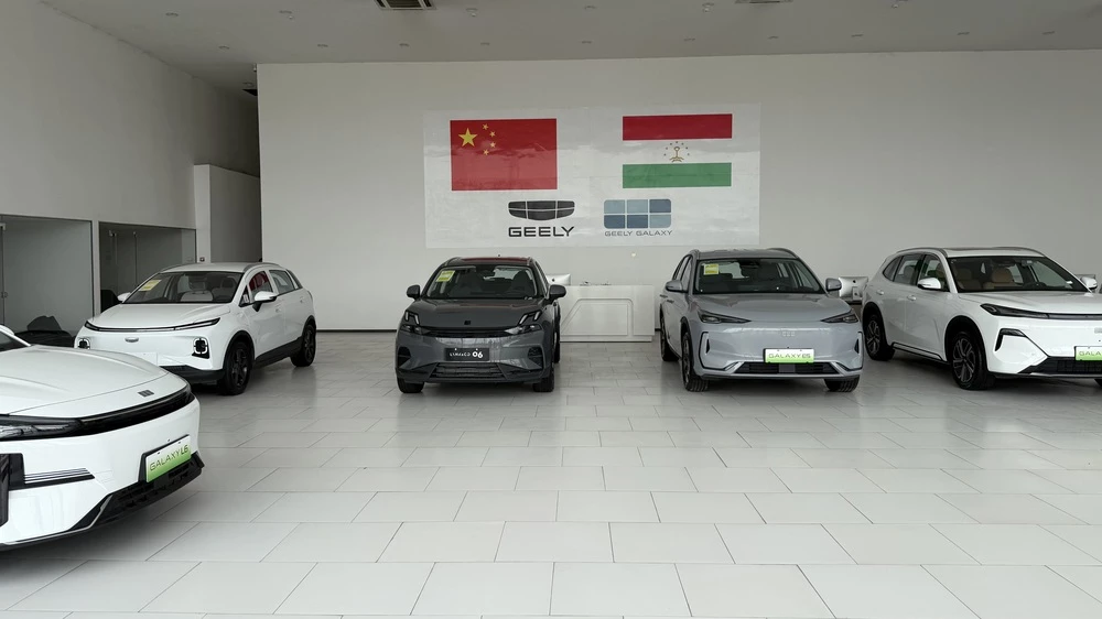 Автосалон Geely в Таджикистане Душанбе логотип шоурум