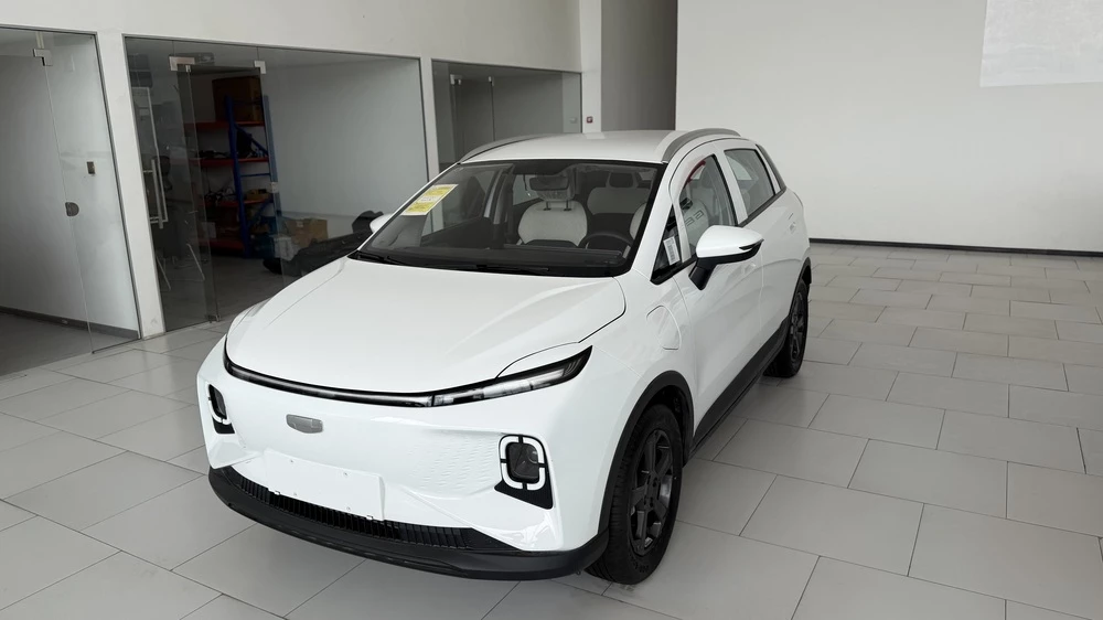 Geely Geometry спереди сбоку у дилера в автосалоне в Душанбе Таджикистане