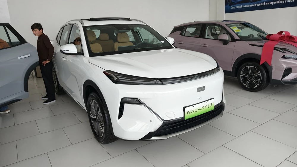 Geely Galaxy L7 спереди сбоку у дилера в автосалоне в Душанбе Таджикистане