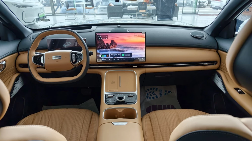 Geely Galaxy L7 салон интерьер у дилера в автосалоне в Душанбе Таджикистане