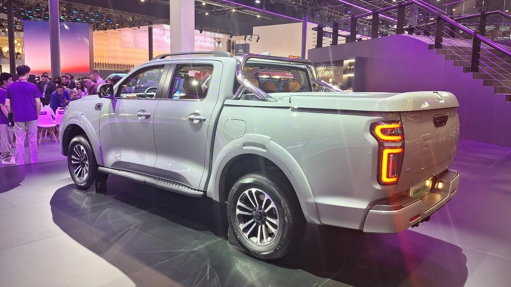 пекинский автосалон в пекине 2026 gwm power hi4-t пикап сбоку сзади гибридный