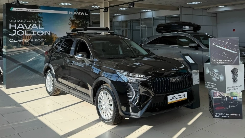 Обновленный кроссовер Haval Jolion сбоку спереди у дилера в автосалоне Авангард Вологда