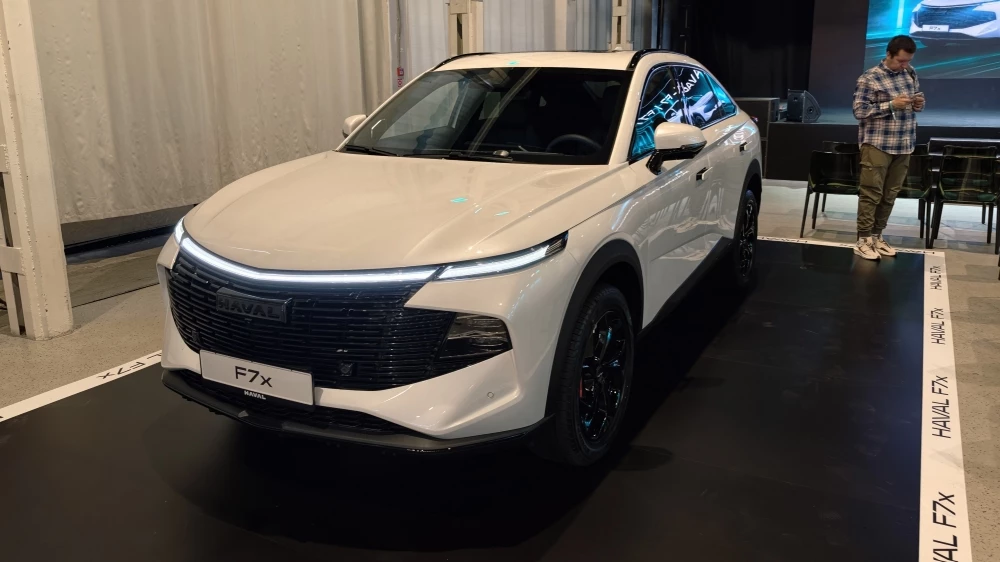 Обновленный Haval F7x презентация спереди сбоку