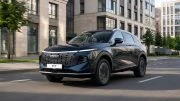Обновленный кроссовер Haval F7 2026 года сбоку спереди в динамике