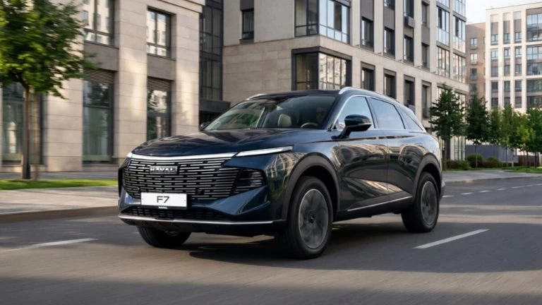 Обновленный кроссовер Haval F7 2026 года сбоку спереди в динамике