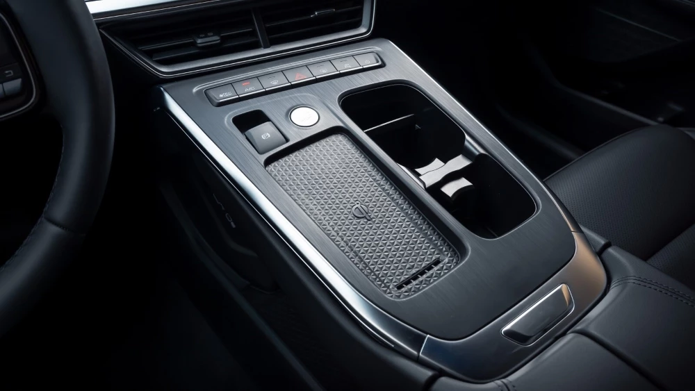 Обновленный кроссовер Haval F7 2026 года салон интерьер тоннель беспроводная зарядка