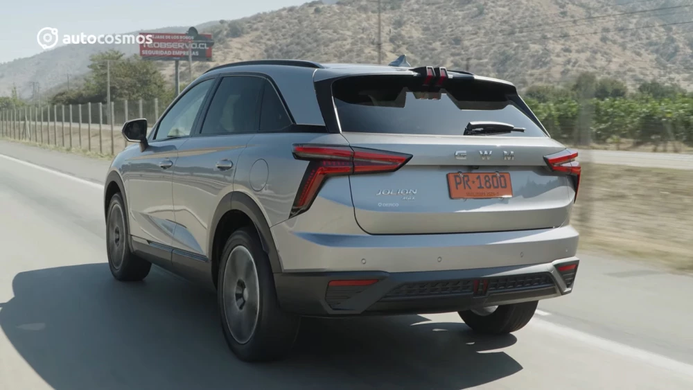 Первые обзоры кроссовера Haval Jolion Max сбоку сзади в динамике autocosmos