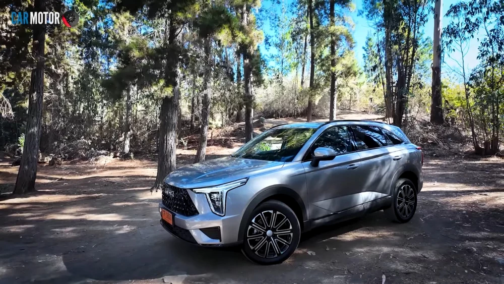 Первые обзоры кроссовера Haval Jolion Max сбоку спереди чили car motor серый серебряный