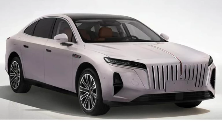 Седан Hongqi H7 второго поколения сбоку спереди