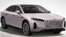 Седан Hongqi H7 второго поколения сбоку спереди