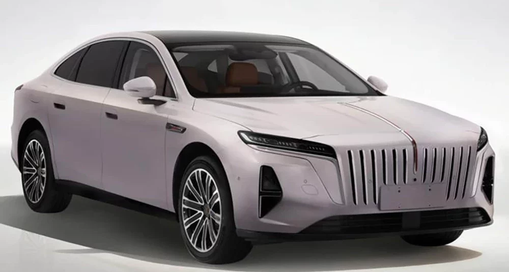 Седан Hongqi H7 второго поколения сбоку спереди