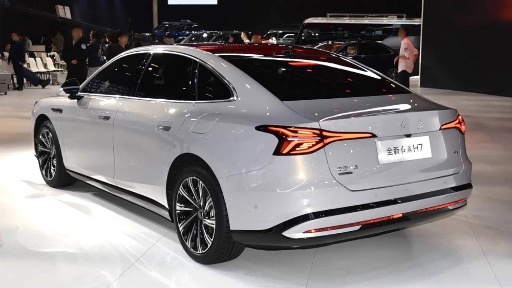 Седан Hongqi H7 второго поколения сбоку сзади пекинский автосалон 2026