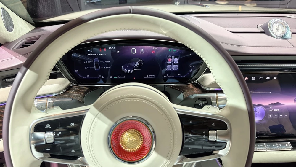 Hongqi Golden Sunflower Guoya салон интерьер Приборная панель 