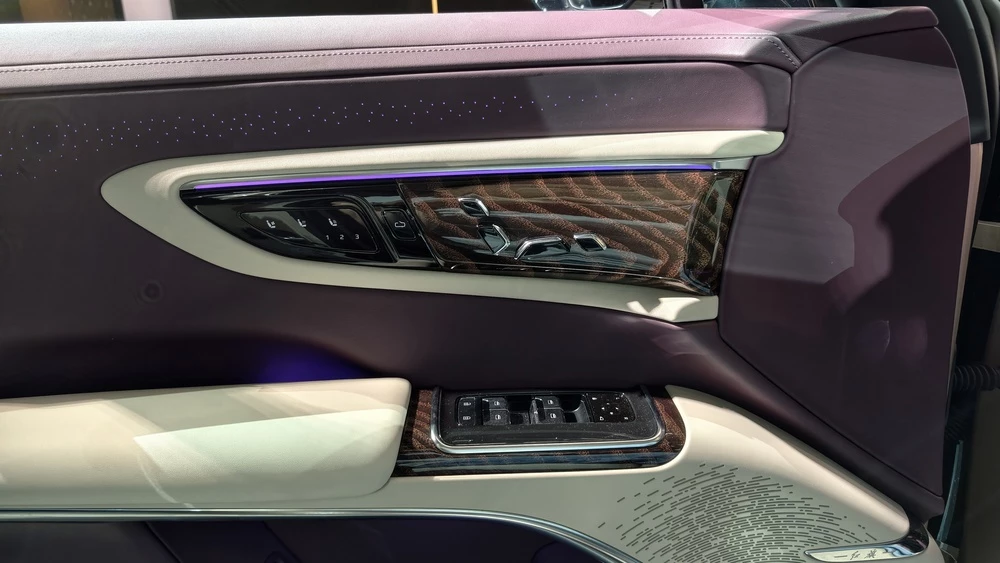 Hongqi Golden Sunflower Guoya салон интерьер дверная карта
