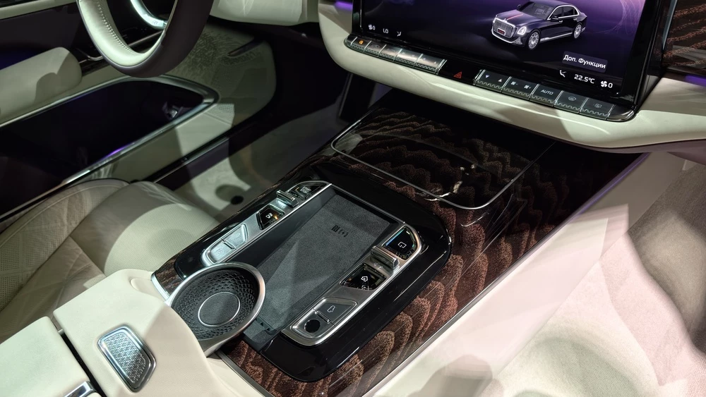 Hongqi Golden Sunflower Guoya салон интерьер центральный тоннель