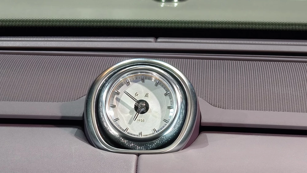 Hongqi Golden Sunflower Guoya салон интерьер часы
