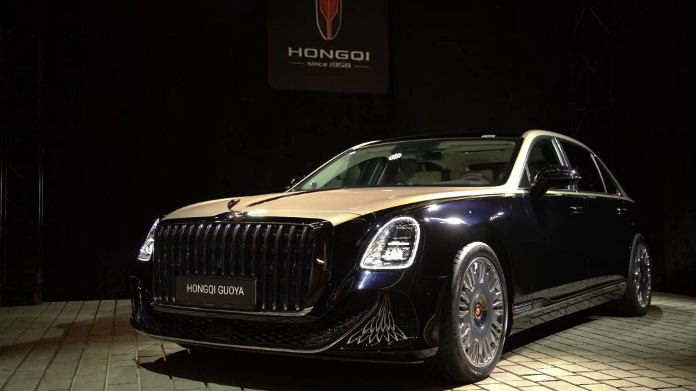 Hongqi Golden Sunflower Guoya сбоку спереди