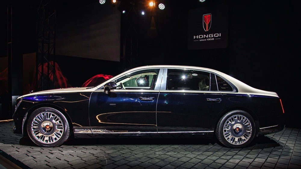 Hongqi Golden Sunflower Guoya сбоку презентация в России