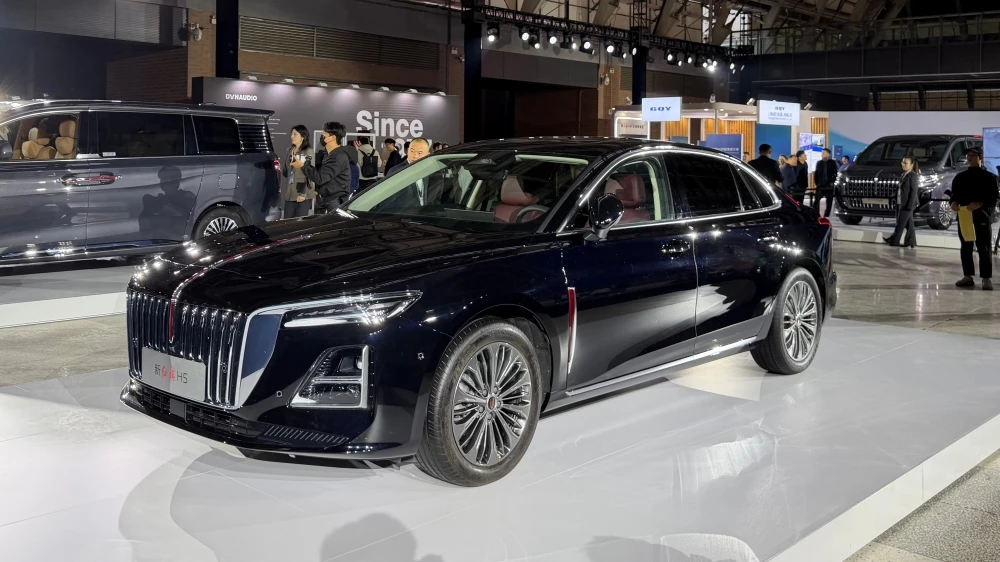 Обновленный седан Hongqi H5 сбоку спереди