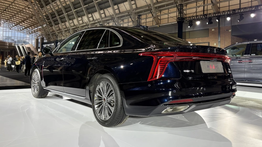 Обновленный седан Hongqi H5 сбоку сзади