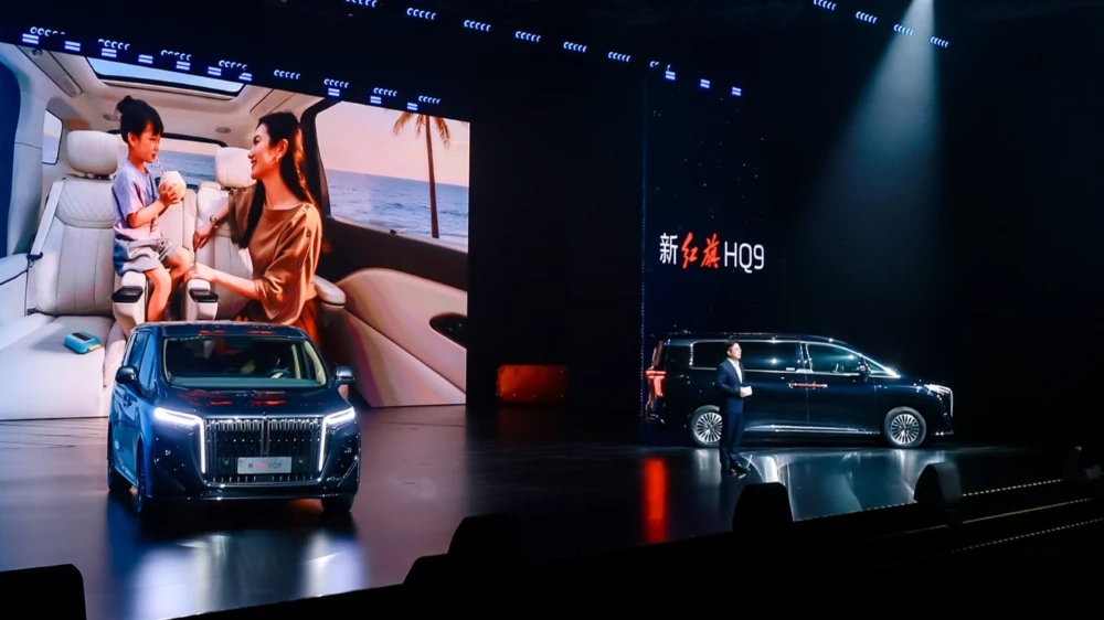 Презентация обновленного минивэна Hongqi HQ9 в Китае спереди