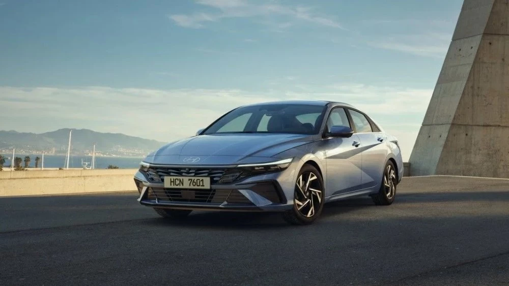 Cедан Hyundai Elantra сбоку спереди