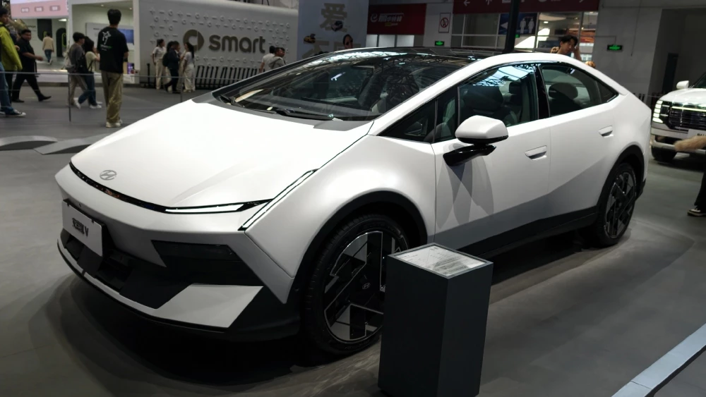 седан hyundai ioniq v белый сбоку спереди 