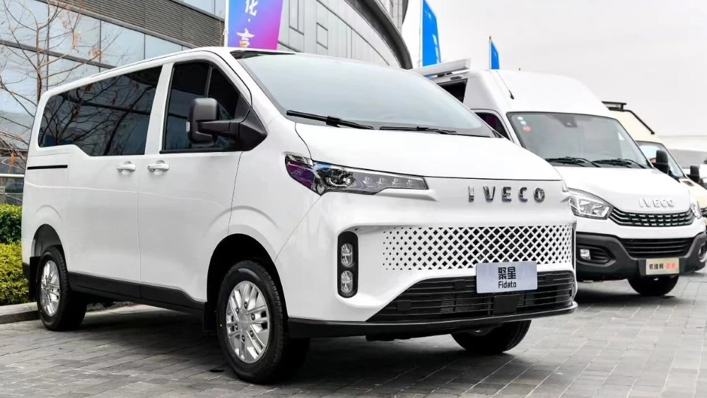 Минивэн Iveko Fidato сбоку спереди